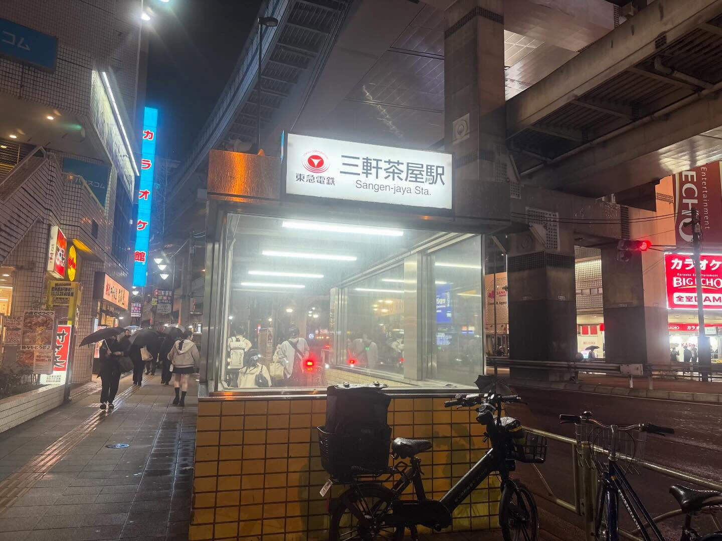 雨の夜の三軒茶屋駅でロケ📍